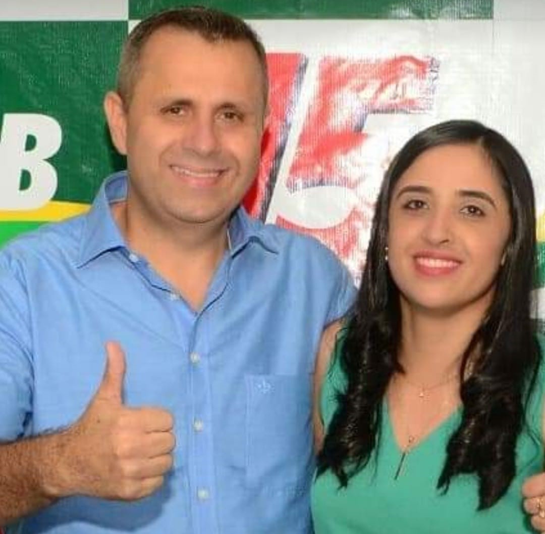 O vice-prefeito Arilson Romão e a prefeita de Jurema do Piauí, Kaylanne Dias, em foto feita na época da campanha eleitoral