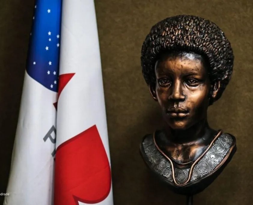 Busto de Esperança Garcia colocado na OAB do Piauí após ser reconhecida como a primeira advogada do Brasil