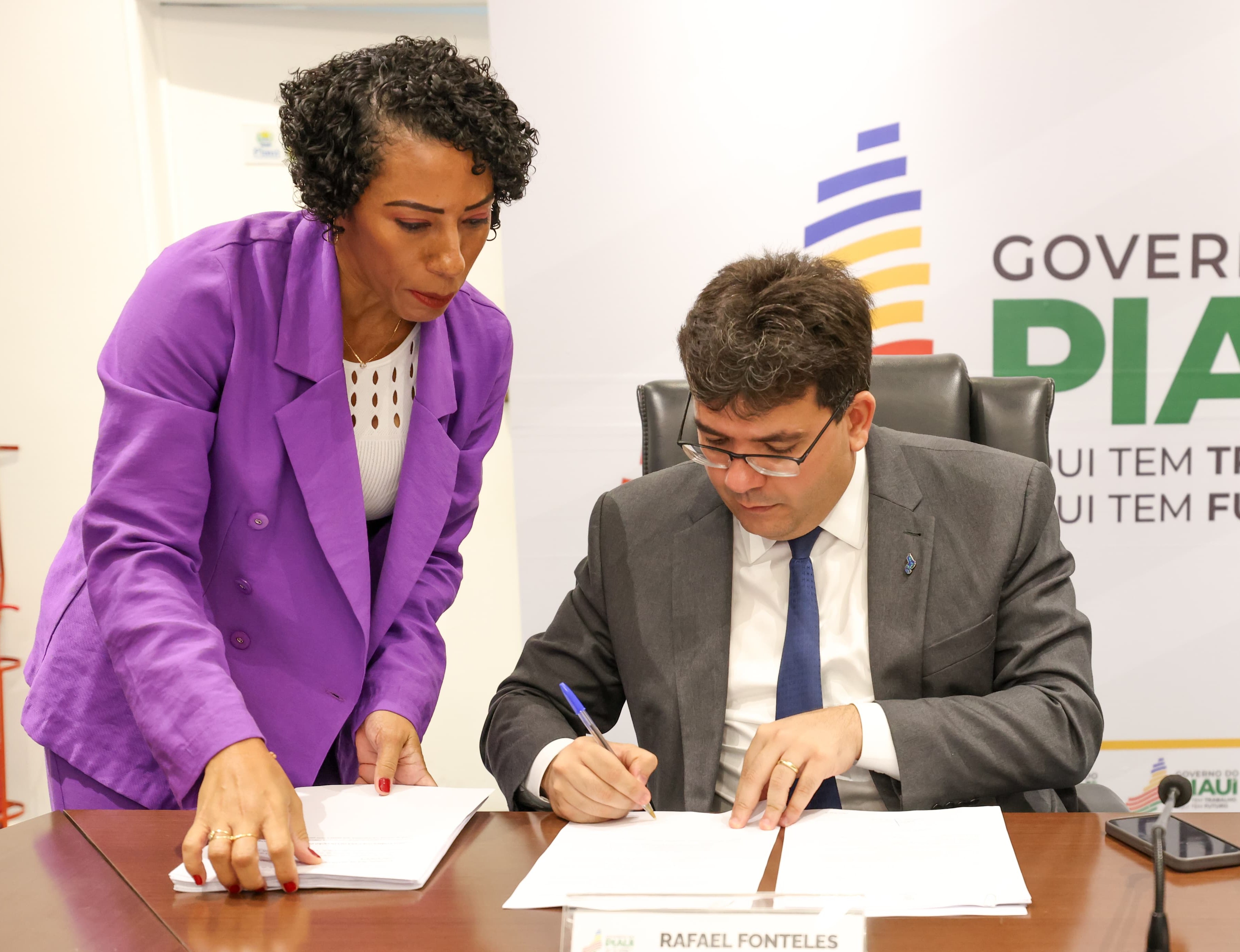 O governador Rafael Fonteles assinou, nesta quinta-feira (1º), o termo de ampliação da parceria público-privada (PPP) para a realização de obras de infraestrutura nas rodovias PI-247, PI-391 e PI-392.