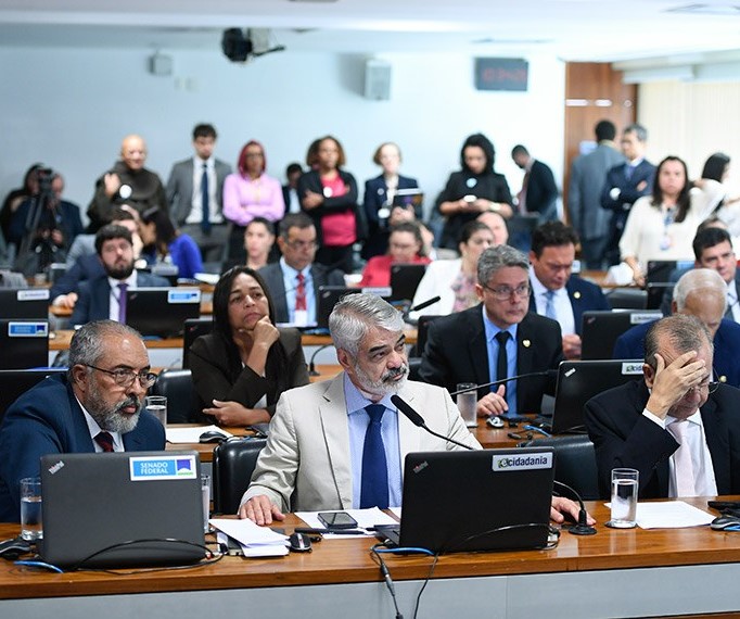 Humberto, relator, entre Marinho (D) e Paim: a proposta busca criar todas as condições para que pretos, pardos , indígenas e quilombolas tenham as mesmas oportunidades (Foto: Edilson Rodrigues/Agênci