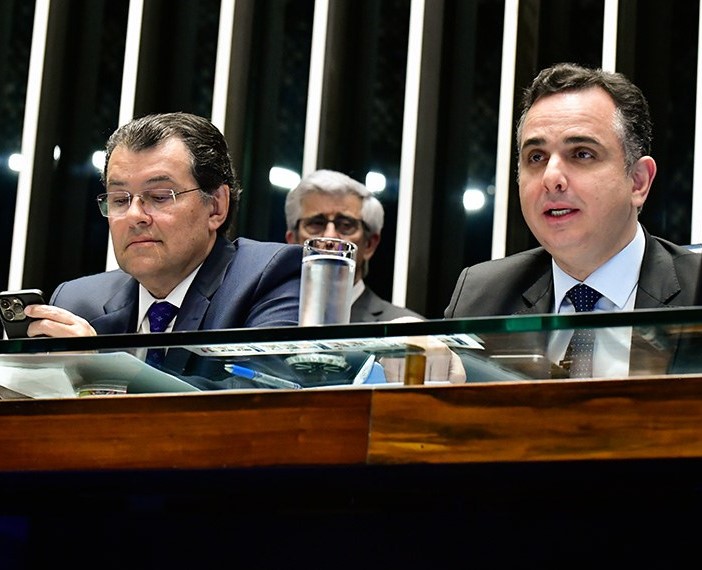 Eduardo Braga foi autor do projeto, na foto da mesa à esq. de Pacheco, na sessão plenária desta quarta (Foto: Waldemir Barreto/Agência Senado) 