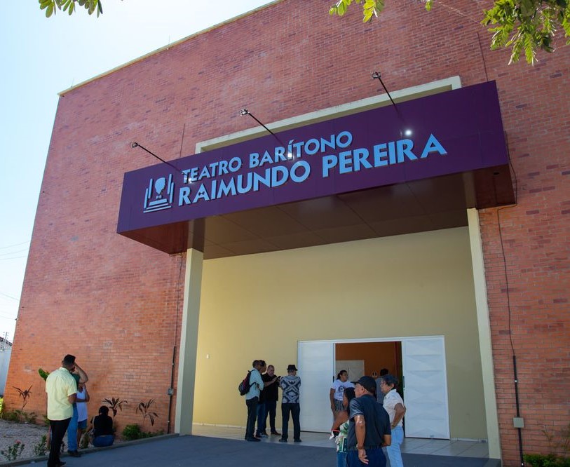 O nome do teatro é uma homenagem ao barítono piauiense Raimundo Pereira, falecido em 2008, aos 46 anos de idade, que foi um ativista da causa cultural