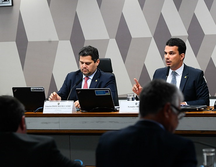  O presidente da CCJ, Davi Alcolumbre, e o relator do projeto, senador Irajá, na reuniã Foto: Marcos Oliveira/Agência Senado