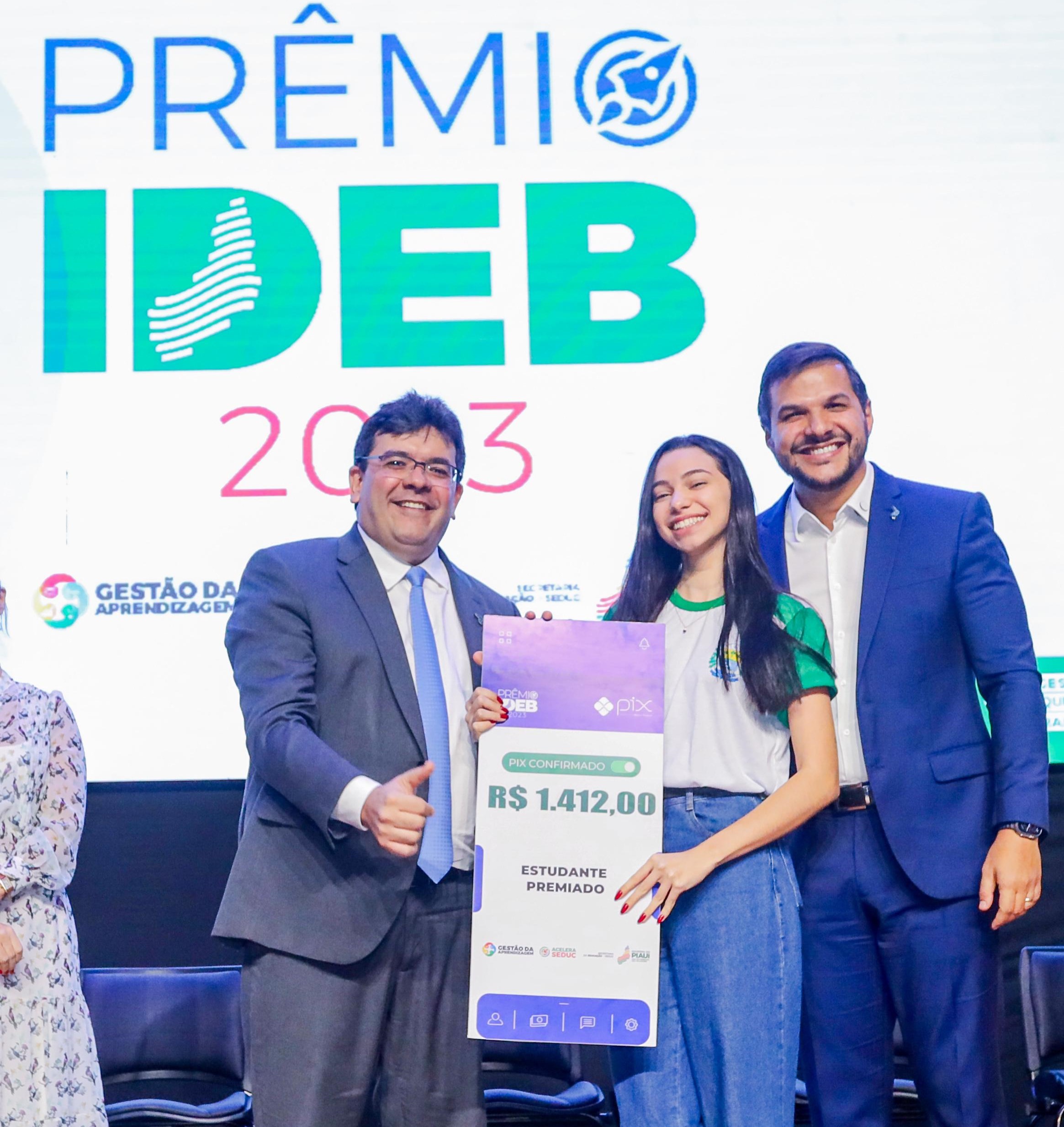 Também foram premiados, com R$ 1.412,00, os ex-alunos das 50 melhores escolas que realizaram, em 2023,a prova do Sistema de Avaliação da Educação Básica (SAEB). (Foto: divulgação/CCOM)