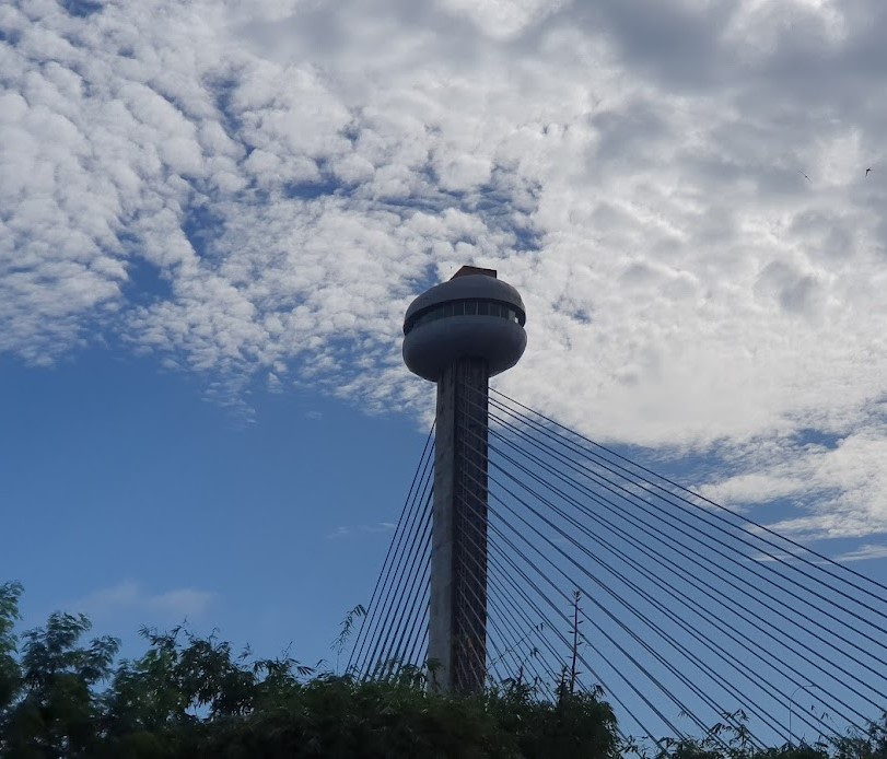 O céu de Teresina continua sendo um dos mais azuis e com nuvens brancas que contrastam com a atmosfera de outras capitais que sofrem com a piora na qualidade do ar. Foto: Djalma Batista/jornalista