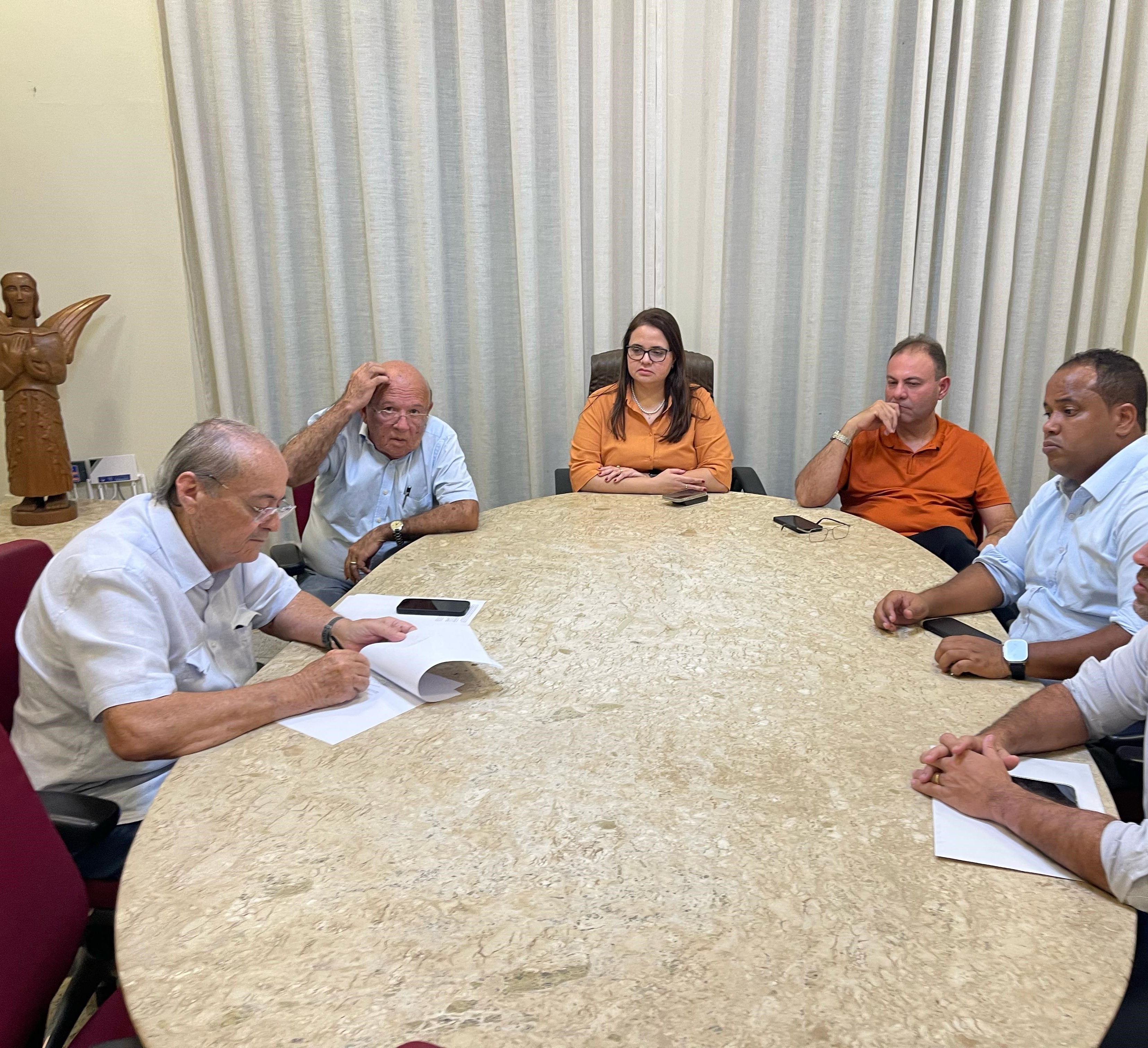 O prefeito Silvio Mendes assinou o documento com as medidas durante a reunião dele com o presidente da Câmara de Vereadores, com o presidente da Arsete e com a diretora-presidente da Águas de Teresina, Carolina Serafim. (Foto: Divulgação)