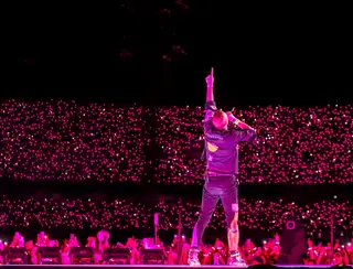 Chris Martin faz apelo para fãs devolverem pulseiras de LED nos shows do Coldplay: 