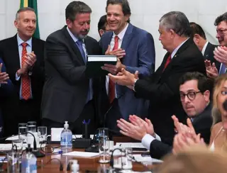 Governo Lula entrega projeto que regulamenta a reforma tributária e prevê alíquota média de 26,5%