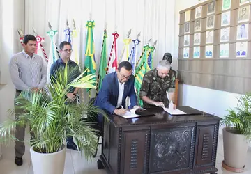 Nouga Cardoso assina convênio firmado com o Exército