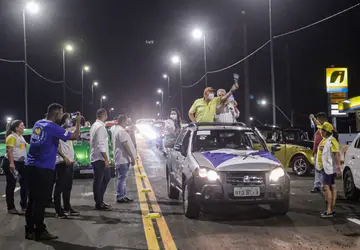 Dr. Pessoa inaugura viaduto da Tabuleta desfilando em carro aberto
