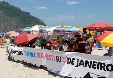 O movimento foi realizado em praia para mostrar a importância do respeito ao segmento trans e LGBTQIA+