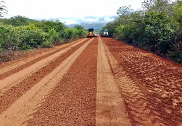 A PI-140 está ganhando nova pavimentação, o que melhora o tráfego de veículos entre as cidades de Floriano e São Raimundo Nonato