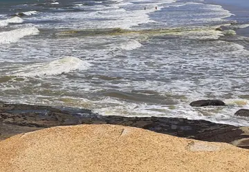 A Pedra do Sal é uma das mais belas do Piauí, sendo também um local importante para a prática de surf, atraindo muitos jovens