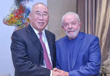 Lula com o representante da China logo após a posse, quando começaram as conversas sobre visita de Lula ao país para tratar sobre relações bilaterais
