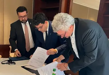 O governador Rafael Fonteles firmando parceria com investidores da Europa na área do hidrogênio verde, o combustível que vai revolucionar o Piauí