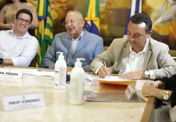 O secretário Nouga Cardoso assina documento da aquisição do prédio do antigo Sesc da Avenida Maranhão, onde será instalado centro destinado a filhos de pessoas que trabalham no comércio do Centro da c