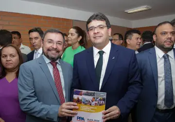 O governador Rafael Fonteles e o líder do governo, deputado Fábio Novo, durante a entrega da LOA e do PPA à Mesa Diretora do Poder Legislativo na manhã desta quarta-feira.