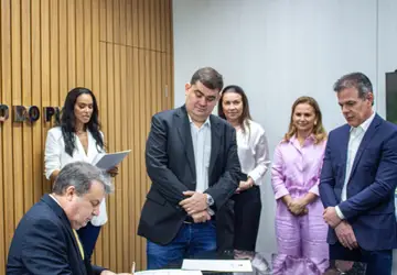 O presidente do Tribunal de Justiça do Piauí (TJ-PI), desembargador Hilo de Almeida, assina termo de convênio firmado com o Sebrae no Piauí. (Foto: Ascom do TJ do Piauí)