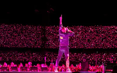 Chris Martin faz apelo para fãs devolverem pulseiras de LED nos shows do Coldplay: 