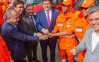 Rafael Fonteles entrega R$ 8 milhões em veículos e equipamentos para melhoria da estrutura do Corpo de Bombeiros